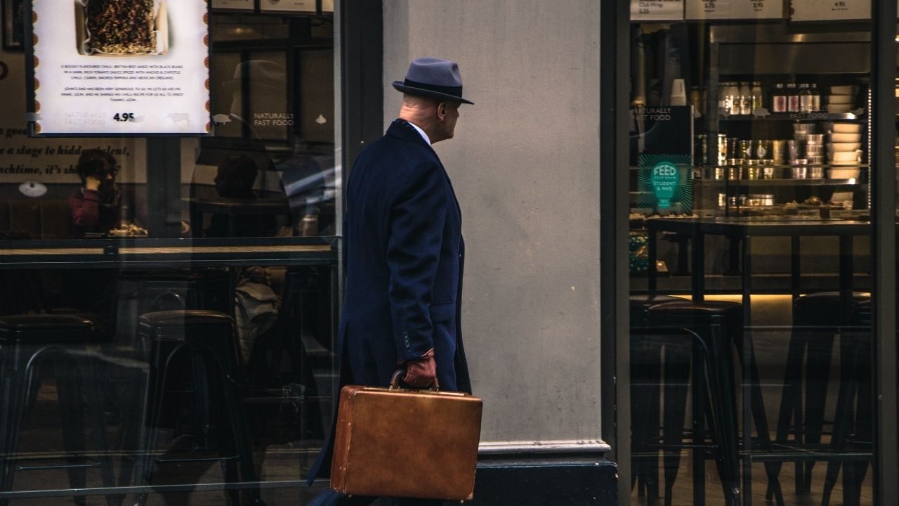 Homem misterioso andando na rua (Imagem: Killian Cartignies/Unsplash)