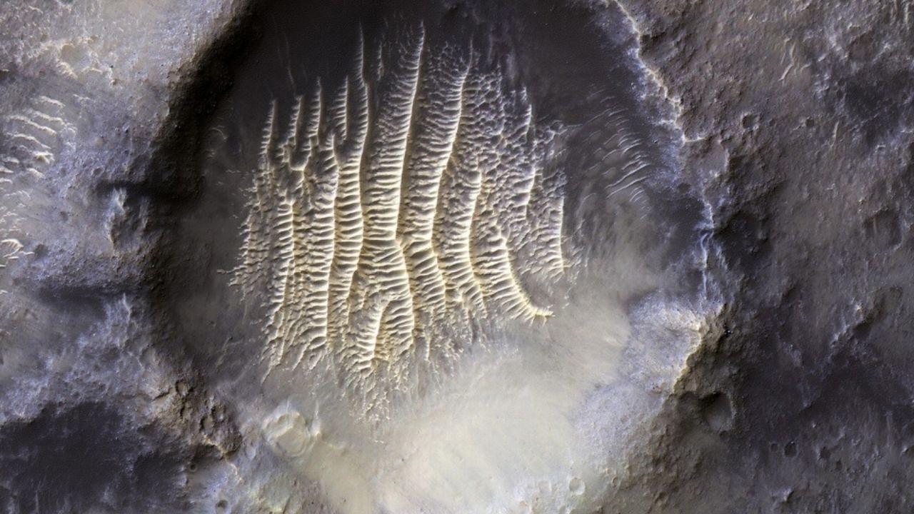 NASA revela significado de cratera misteriosa em Marte