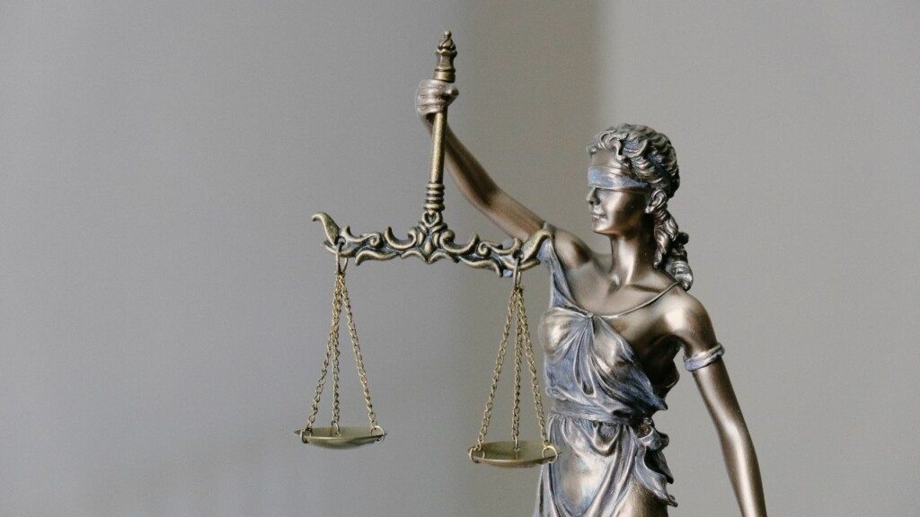 A balança da justiça (Imagem: Tingey Injury Law Firm/Unsplash)