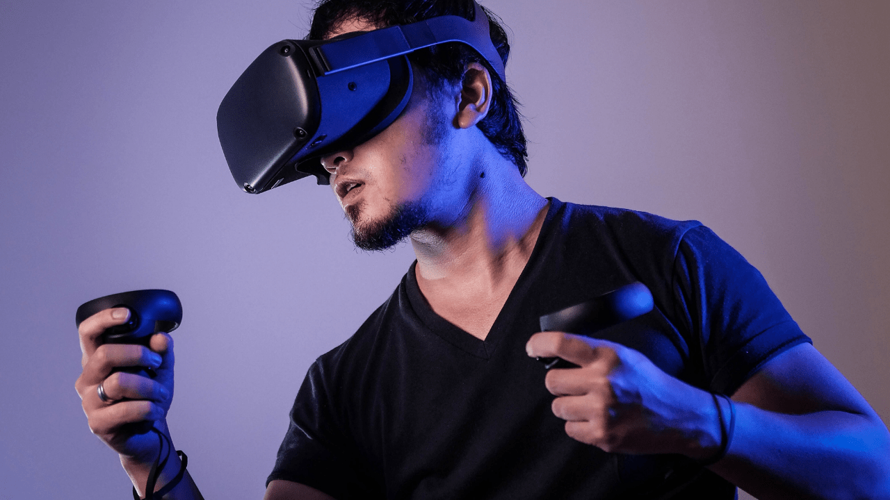 Homem usando equipamento de realidade virtual (Imagem: Minh Pham/Unsplash)