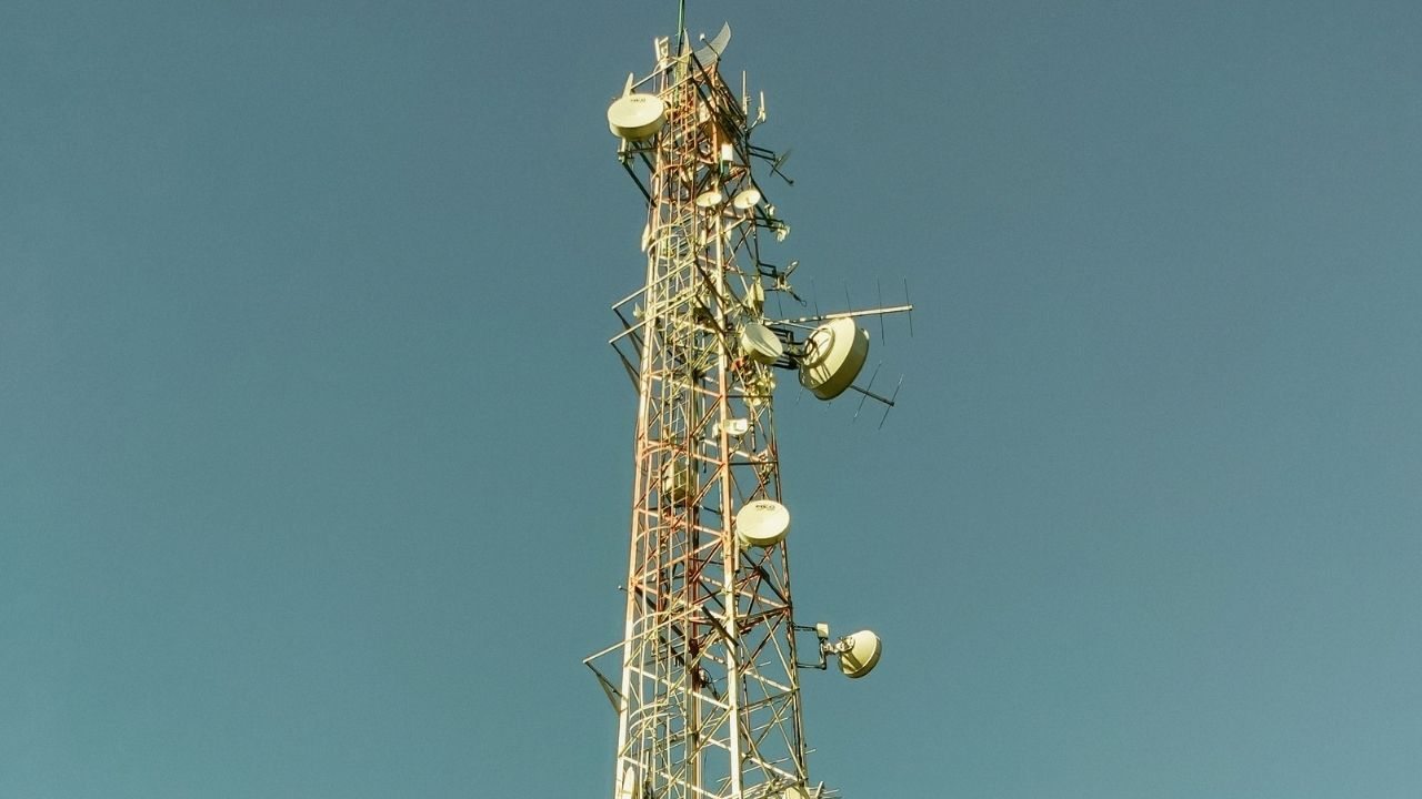 Torre com antenas de telefonia móvel (Imagem: Renato Trentin/Unsplash)