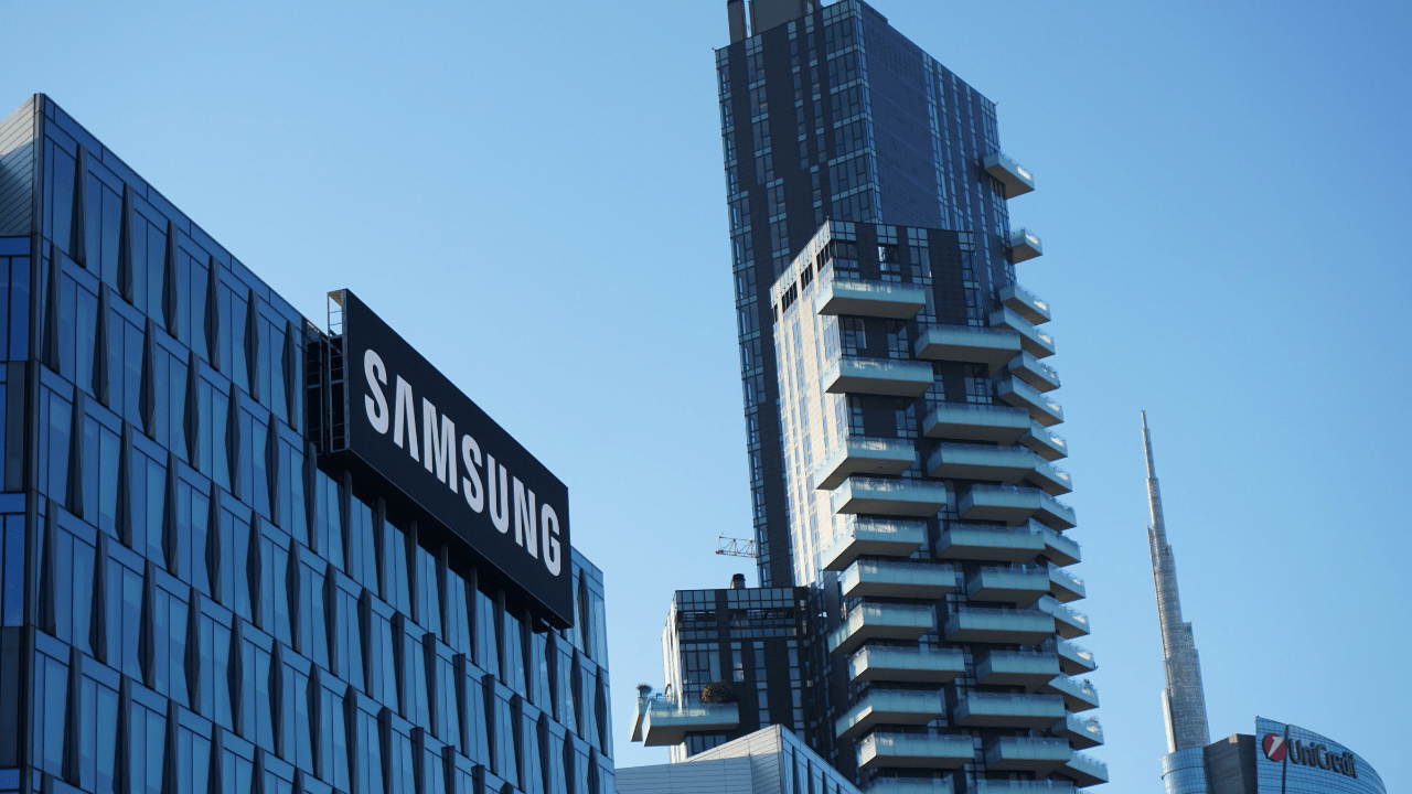 Fachada de prédio da Samsung (Imagem: Babak/Unsplash)