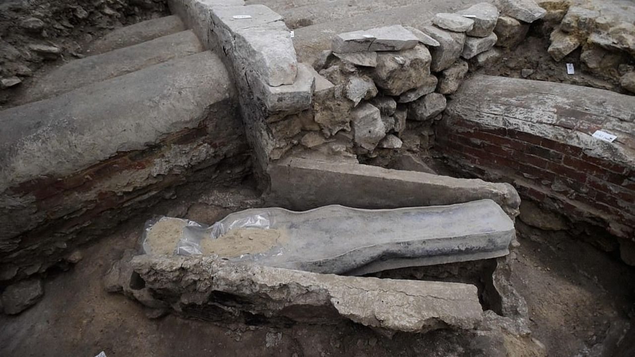 Sarcófago encontrado na Catedral de Notre-Dame intriga cientistas