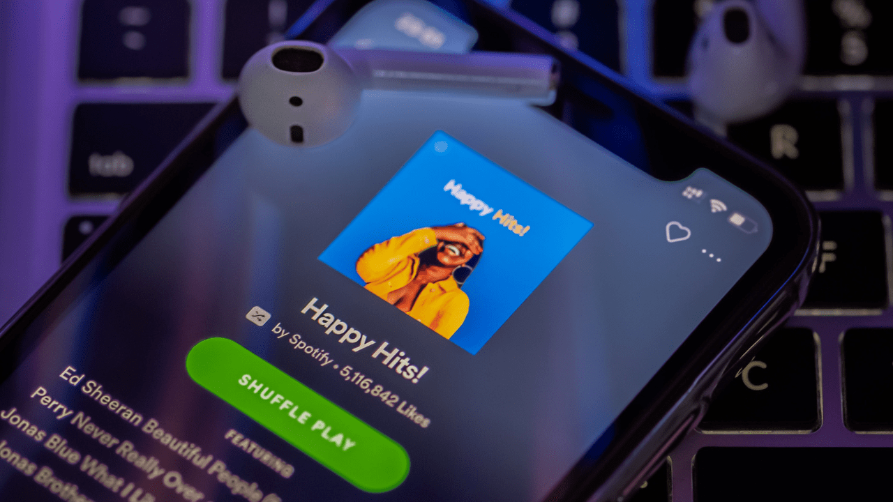 Playlists Spotify em foco no smartphone (Imagem: Omid Armin/Unsplash)