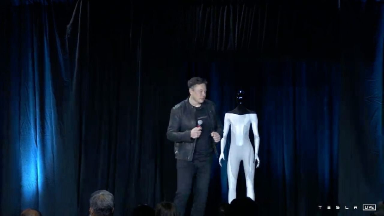 Imagem recente de Elon Musk apresentando o Optimus (Imagem: Tesla/Divulgação)
