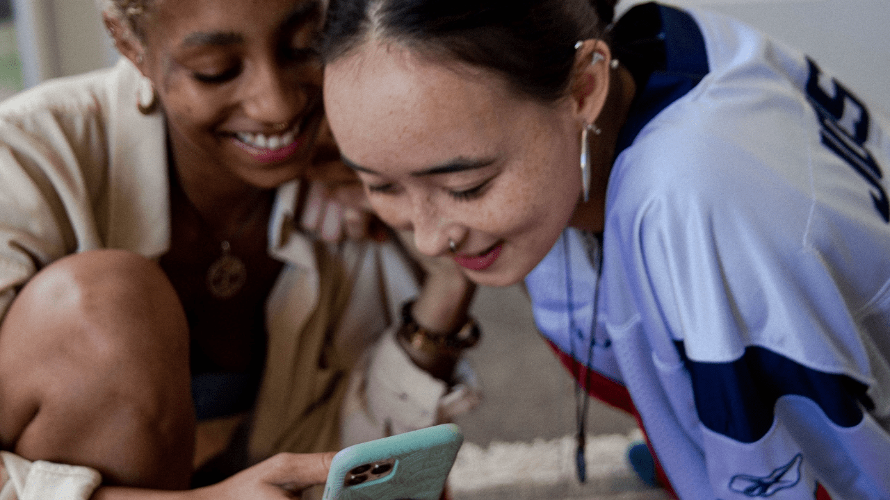 Duas Jovens assistindo vídeos no smartphone (Imagem: Shingi Rice/Unsplash) 