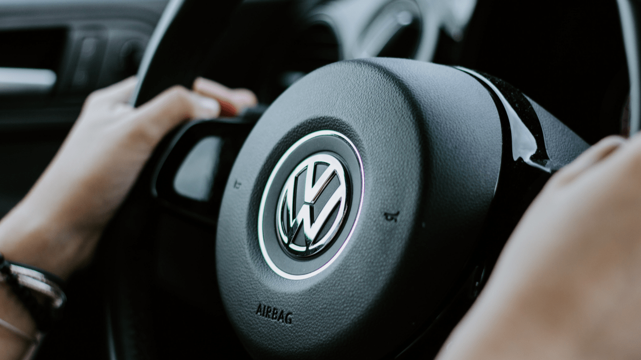 Volante de veículo Volkswagen (Imagem: Julian Hochgesang/Unsplash)