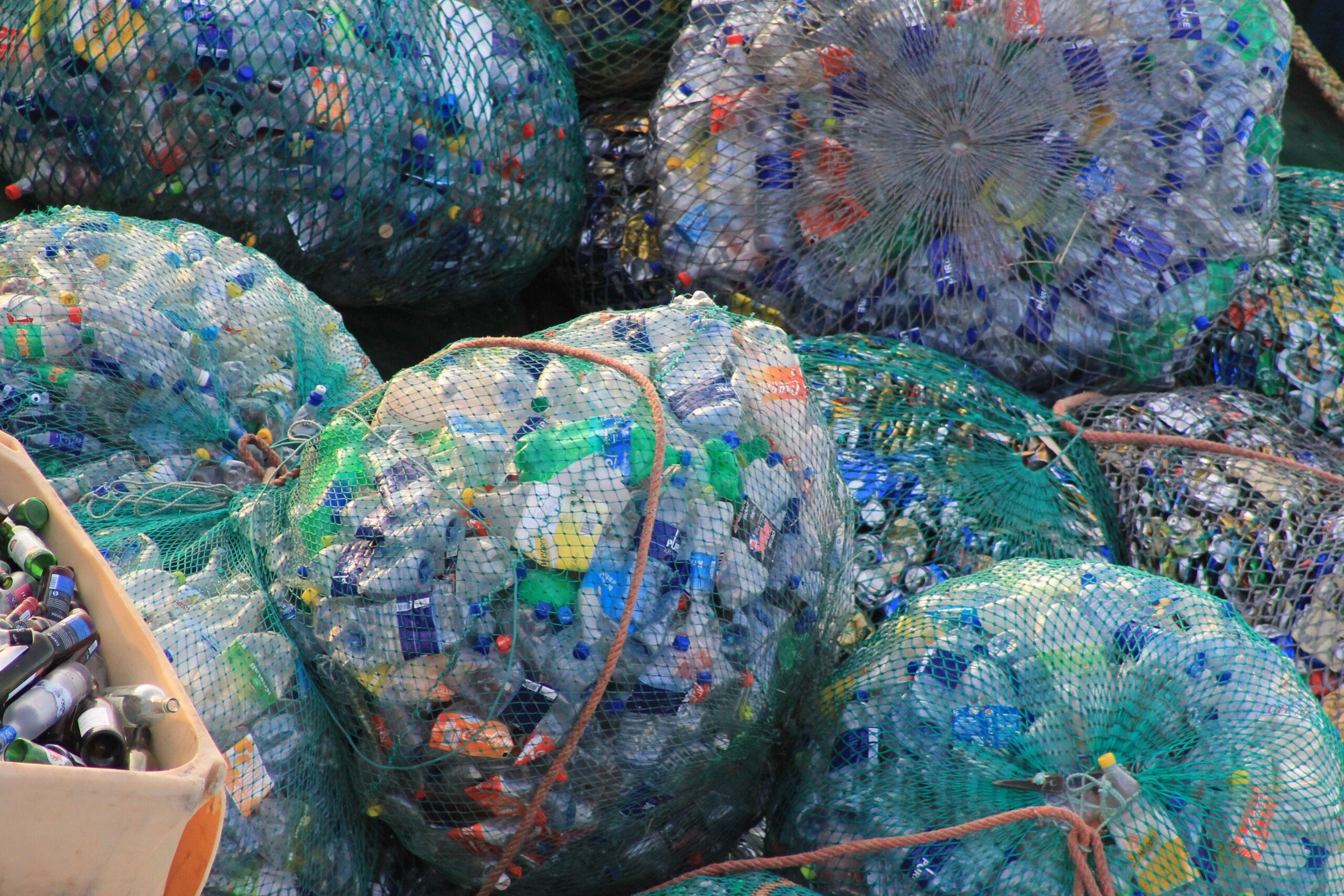 Estudo comprova: O plástico que você joga no mar pode retornar no seu almoço