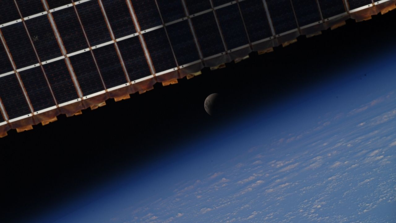 Lado escuro da Lua é revelado com fotos da estação espacial internacional