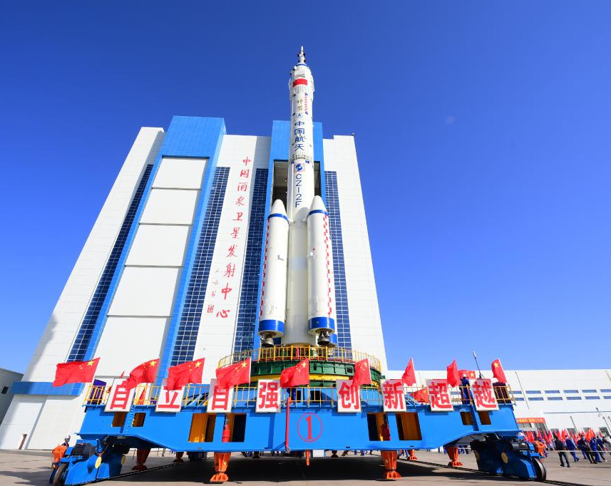 Shenzhou-14: China lança foguete para missão tripulada desafiadora