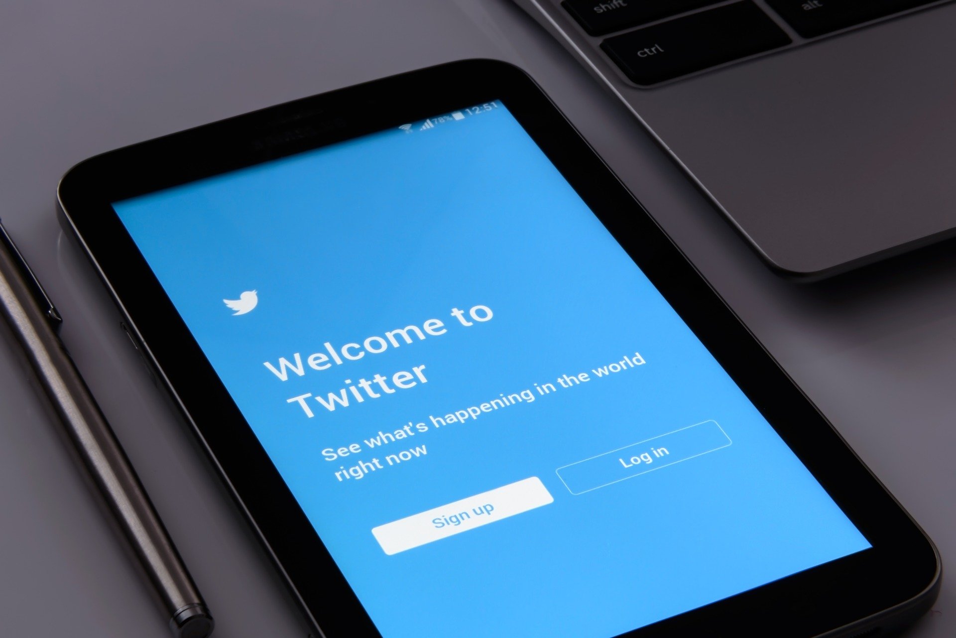 Twitter vendeu dados de usuários para anunciantes e foi multado