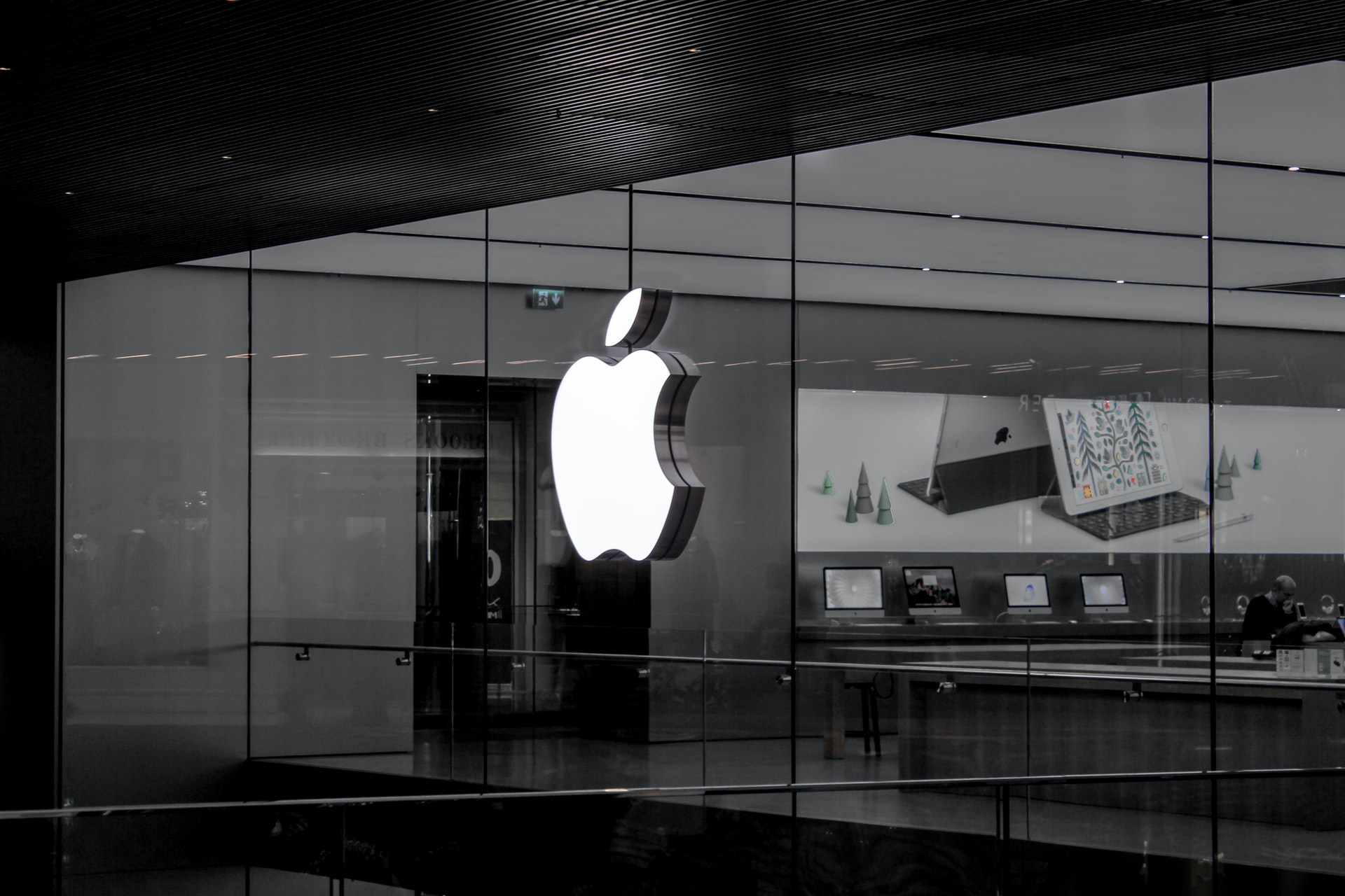 Apple surpreende e ameaça funcionária de demissão; posicionamento veio após um vídeo viralizar