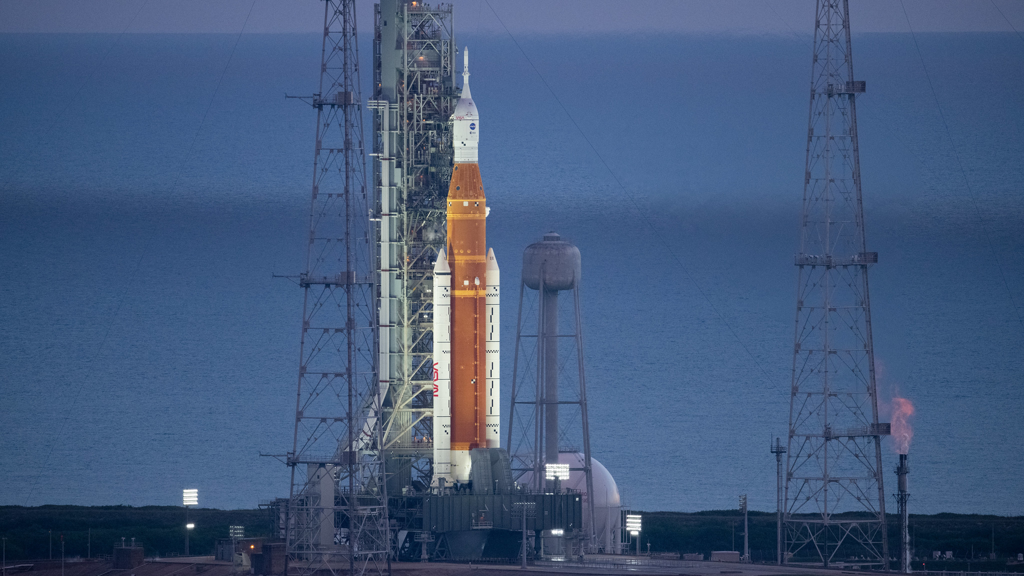 Foguete da NASA em base de lançamento