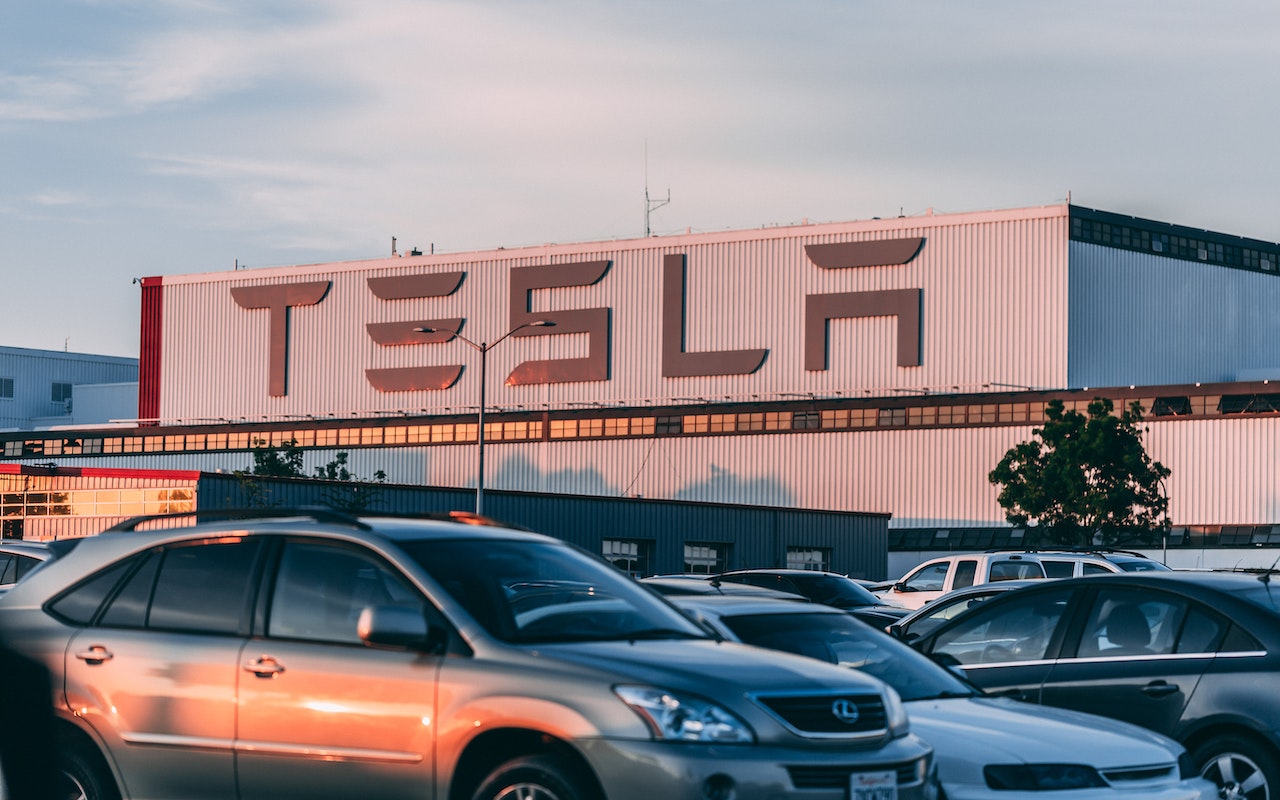 Tesla surpreende por não apertar o “botão do pânico” mesmo com fábricas chinesas “derretendo”