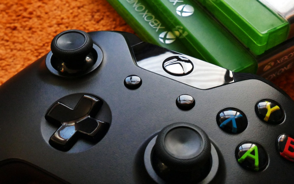 Controle de Xbox junto com jogos