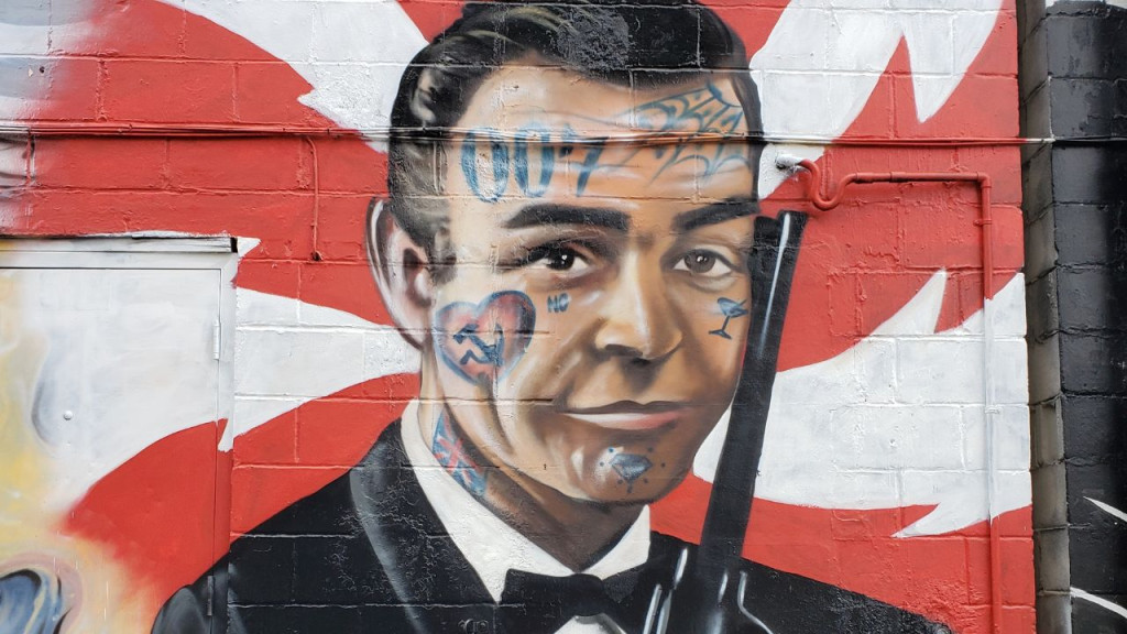 Desenho do agente 007 pintado em muro