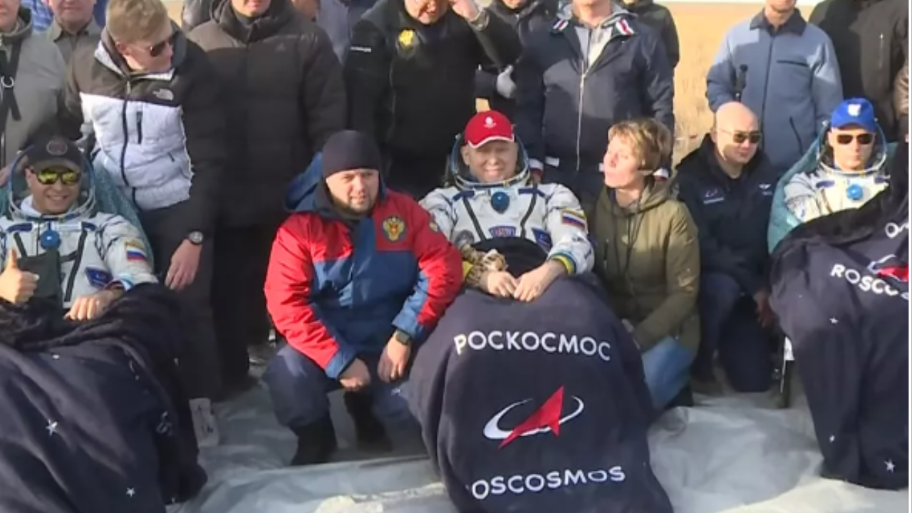 Sergey Korsakov, Oleg Artemyev e Denis Matveev, tripulantes da Soyuz MS-21. Imagem: Divulgação/TV Roscosmos 