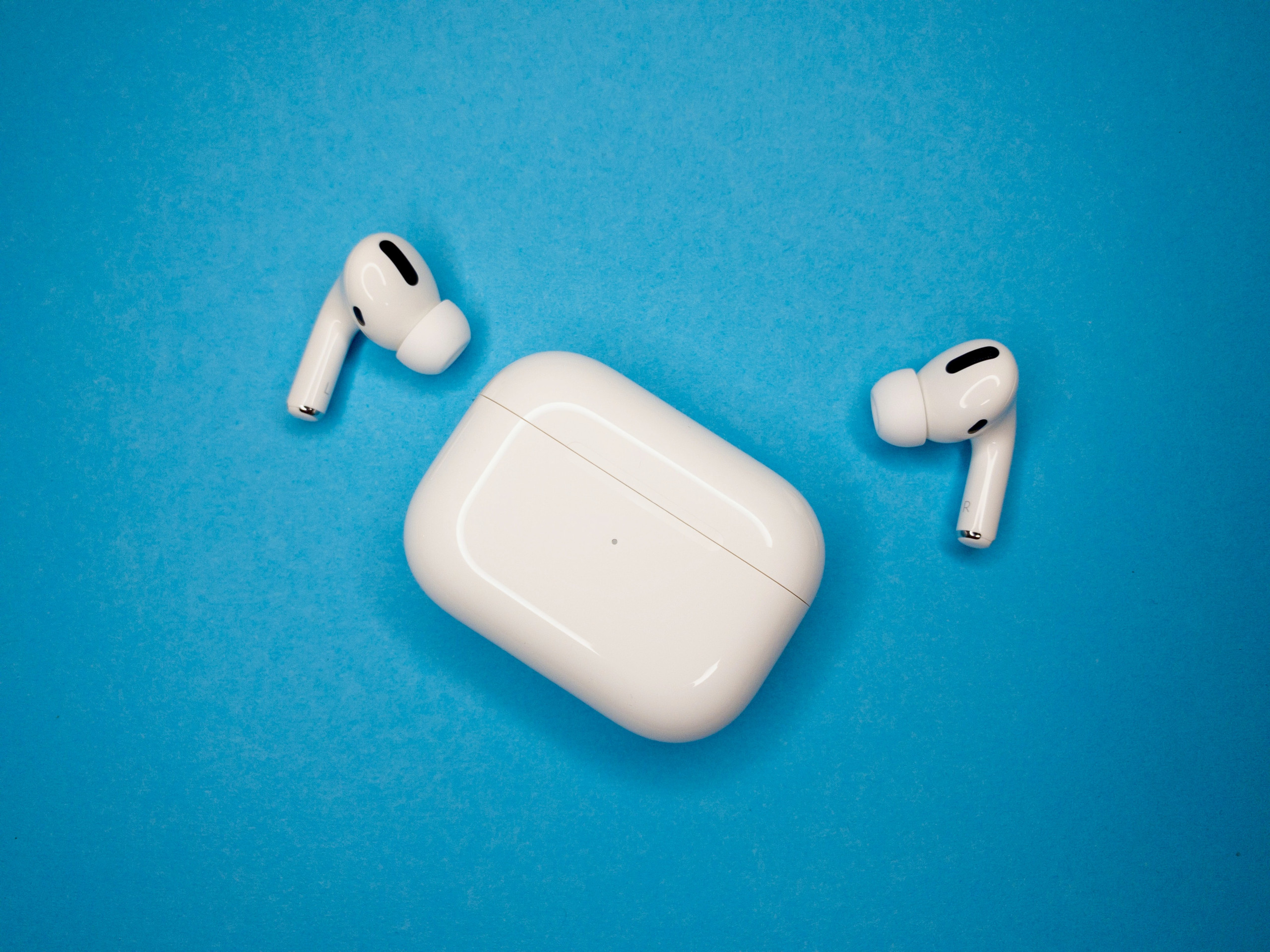 Abra seu coração, seus AirPods são originais? iOS 16 pode te mandar uma mensagem #chateado