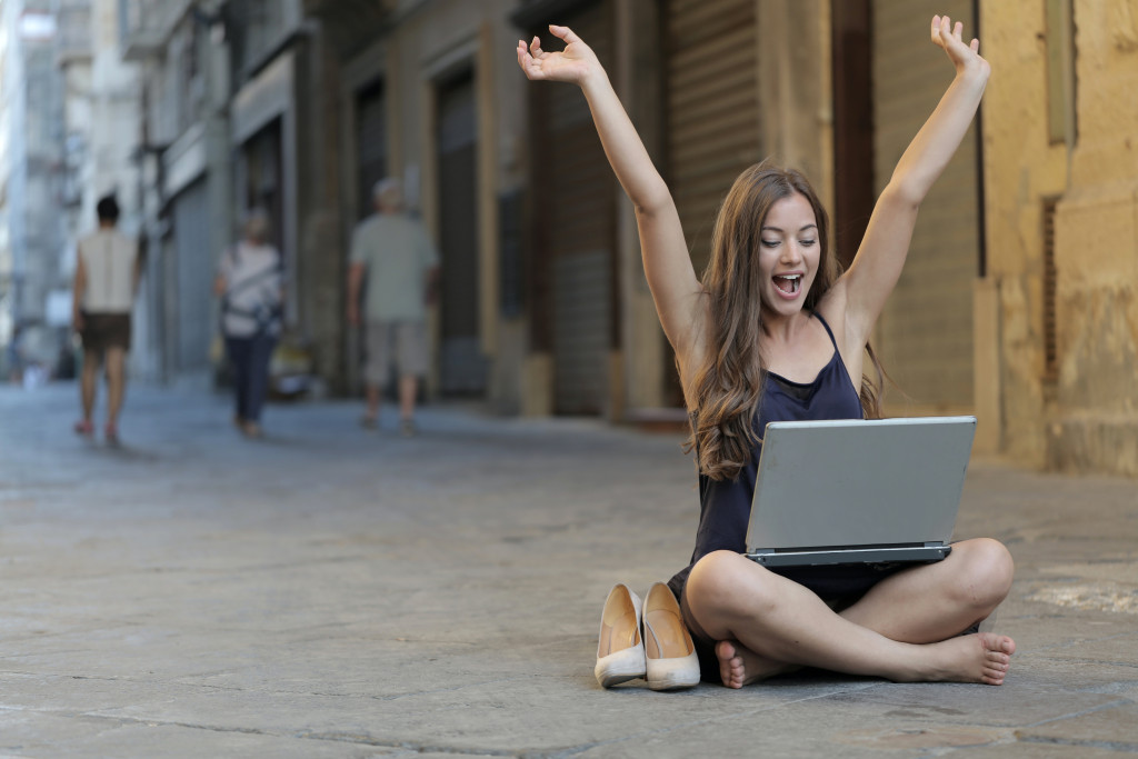 Mulher feliz com o PC