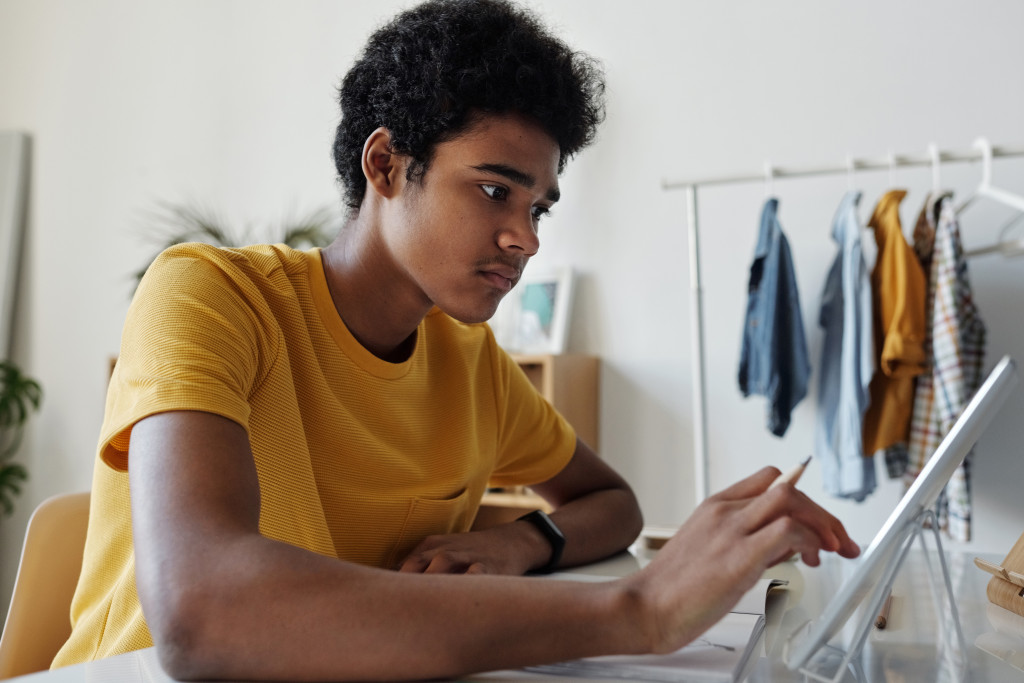 Jovem com lendo livro online