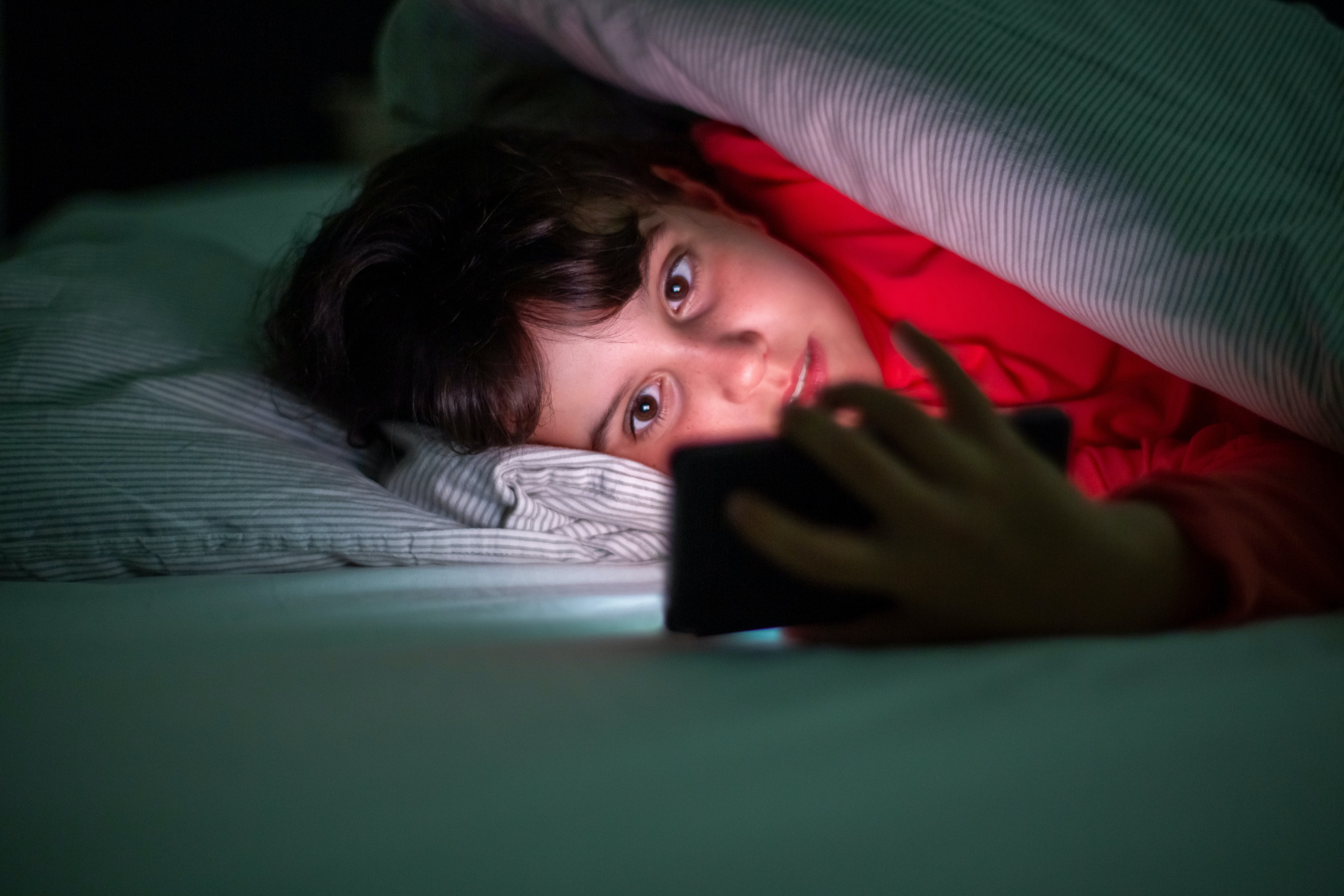 Por que criança não deve dormir com celular perto da cama?