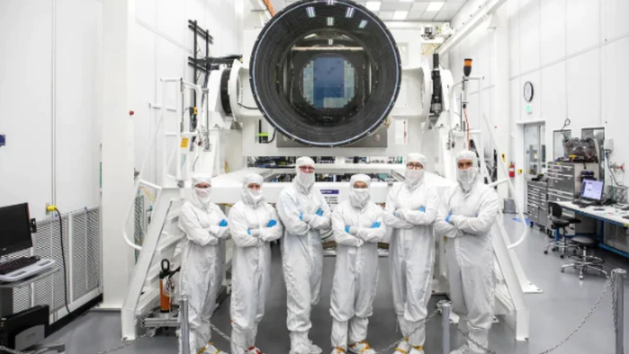 Pesquisadores com a câmera LSST. (SLAC National Accelerator Laboratory)