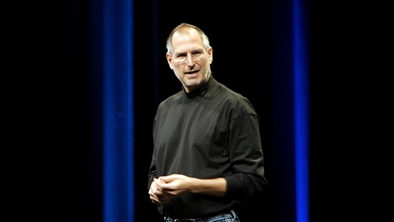 Revivendo ícones: tecnologia faz Steve Jobs conversar com apresentador de podcast, entenda