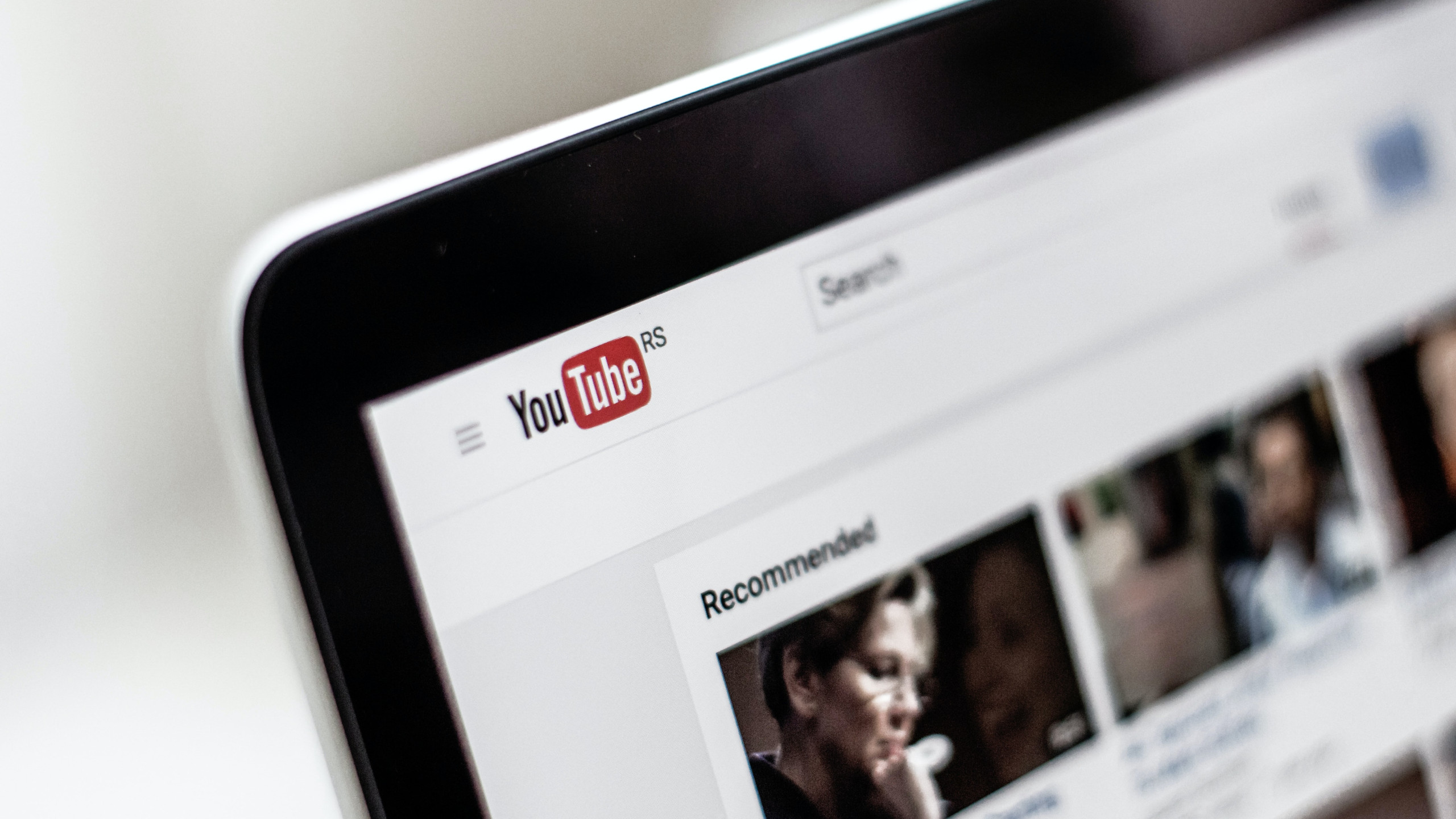 YouTube inaugura programa de certificado para canais de saúde - Imagem: NordWood Themes on Unsplash