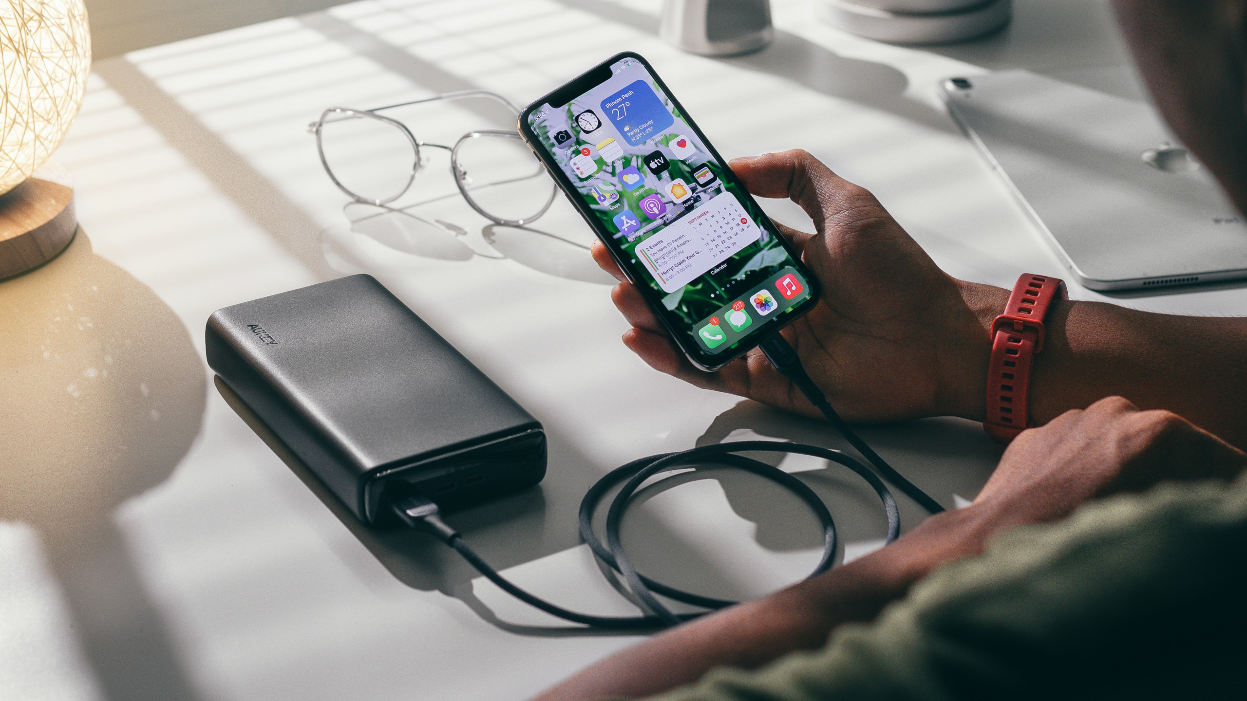 iPhones virão com USB-C: Apple diz "não temos escolha" após perder a guerra contra a União Europeia - Imagem: SCREEN POST on Unsplash