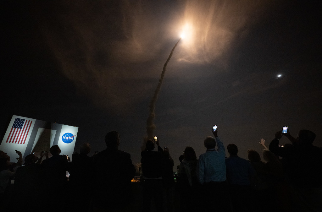 Convidados assistindo ao lançamento do SLS na quarta-feira, dia 16 de novembro de 2022, do Edifício de Operações e Suporte II no Kennedy Space Center da NASA na Flórida - Imagem: NASA / Bill Ingalls (via Flickr)