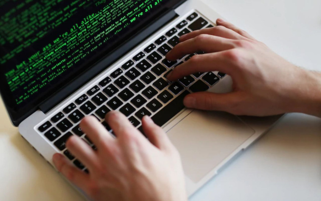 Um hacker instalando ransomware