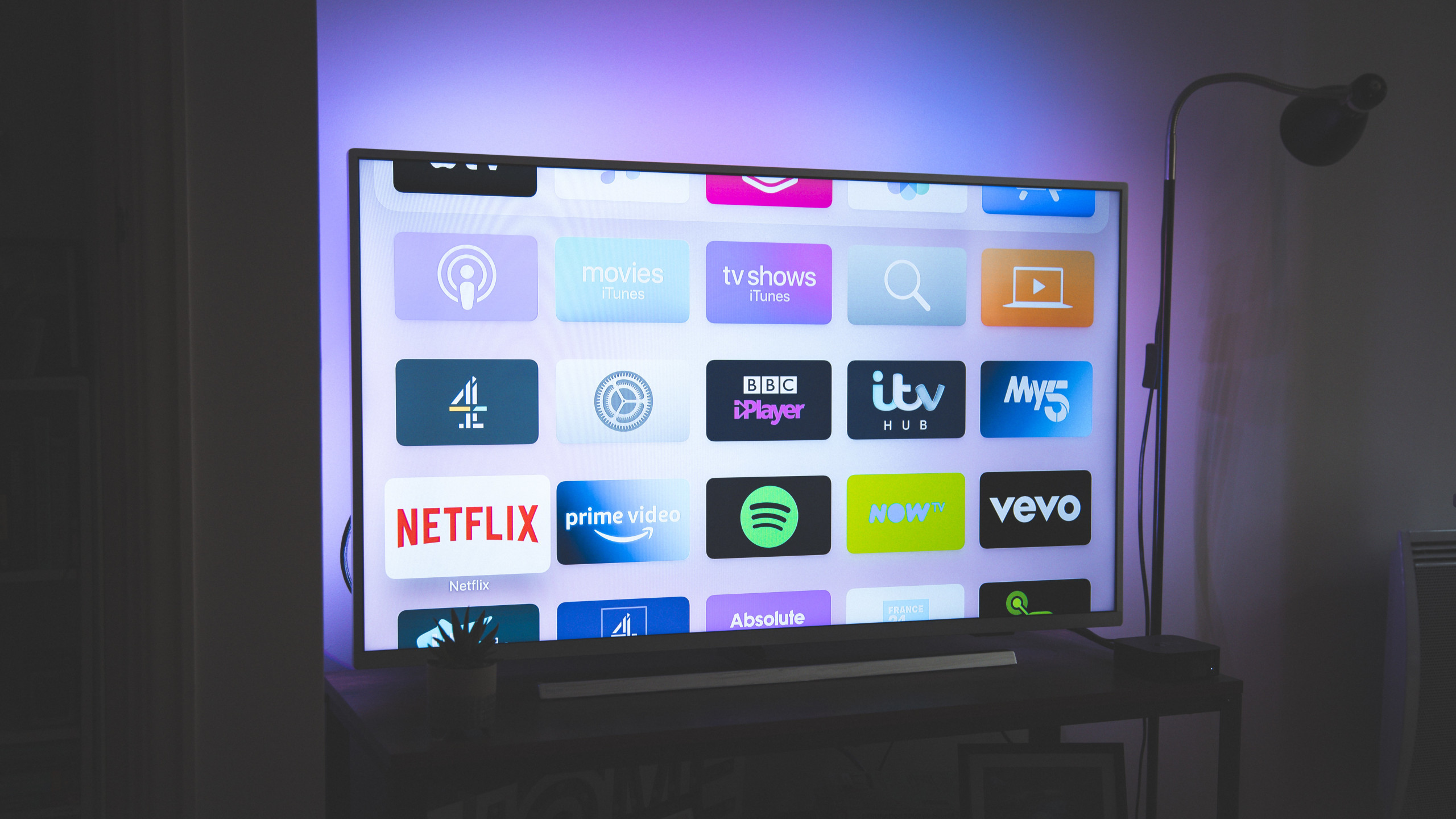 Quais são as TVs mais modernas em 2023? - Imagem: Nicolas J Leclercq on Unsplash