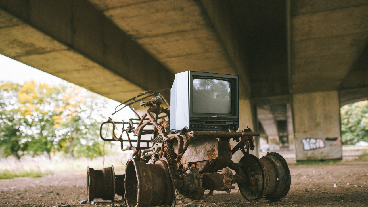 O lixo eletrônico pode destruir o planeta e a população no futuro, precisamos reciclar