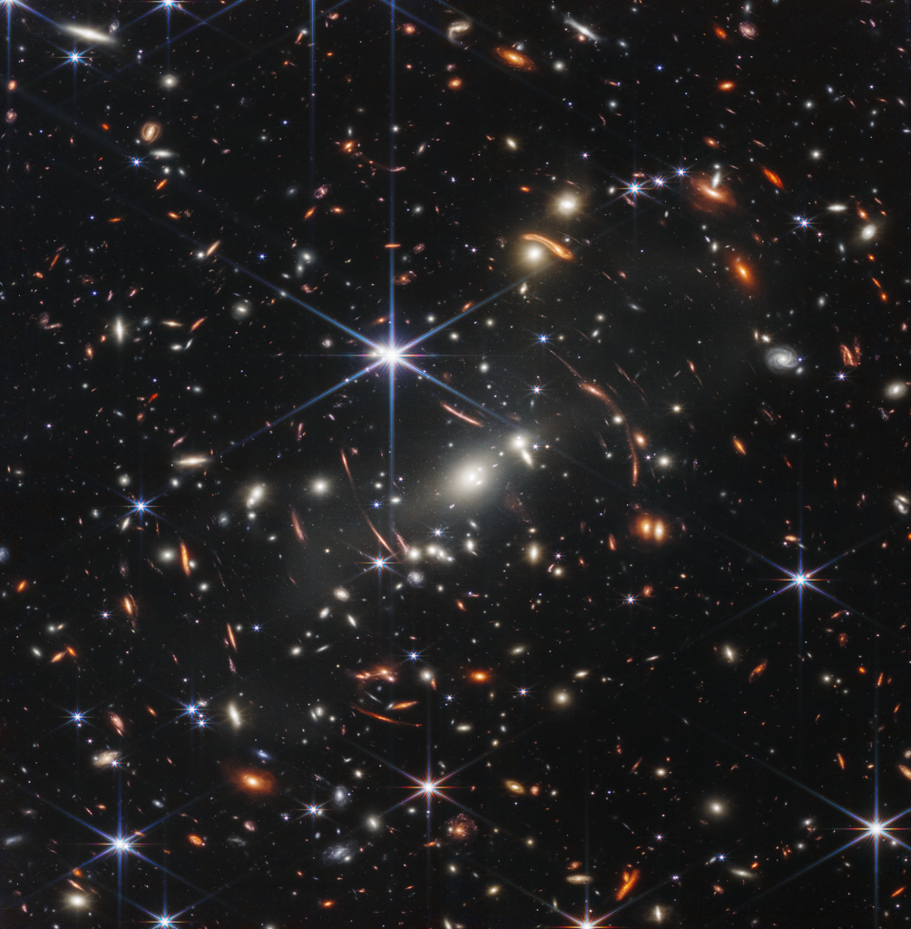 Milhares de galáxias inundam esta imagem quase infravermelha do aglomerado de galáxias SMACS 0723