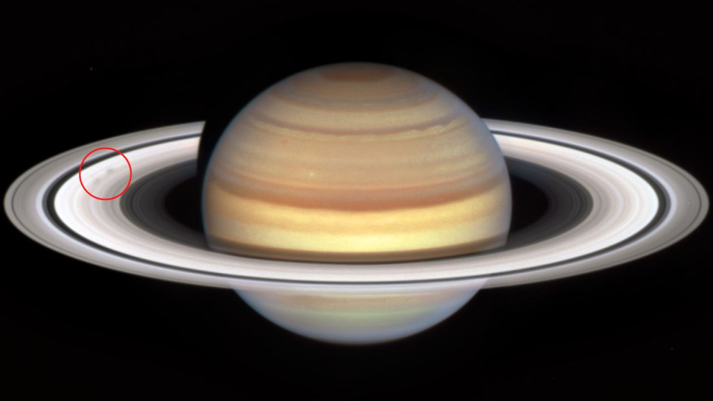 Destaque do lado esquerdo das manchas inusitadas nos anéis de saturno