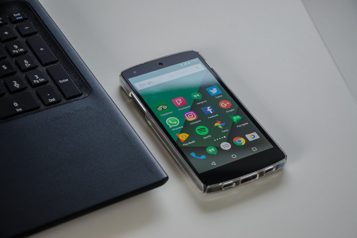 Celular Android ao lado de um notebook