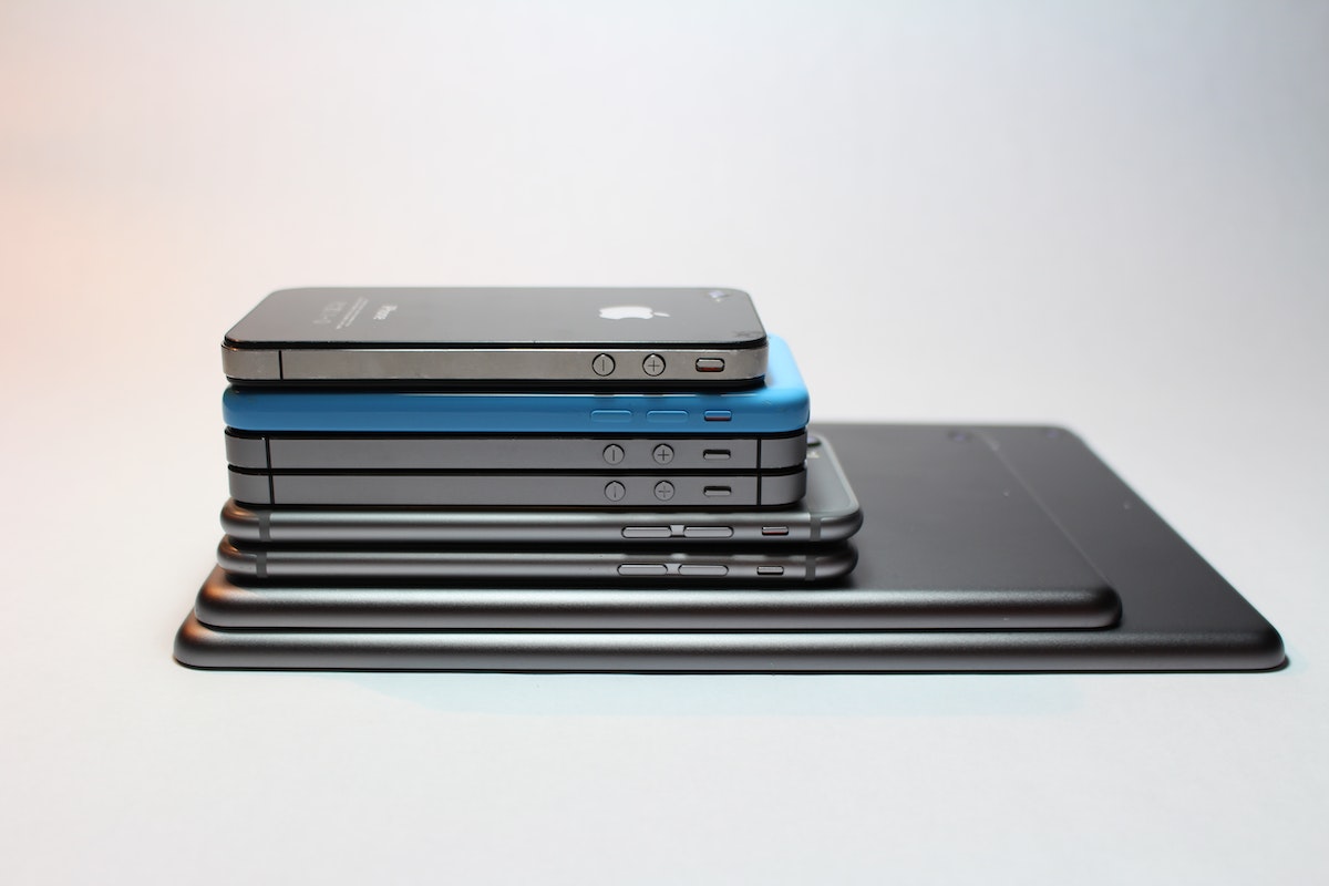 Uma pilha com 8 aparelhos tecnológicos da Apple