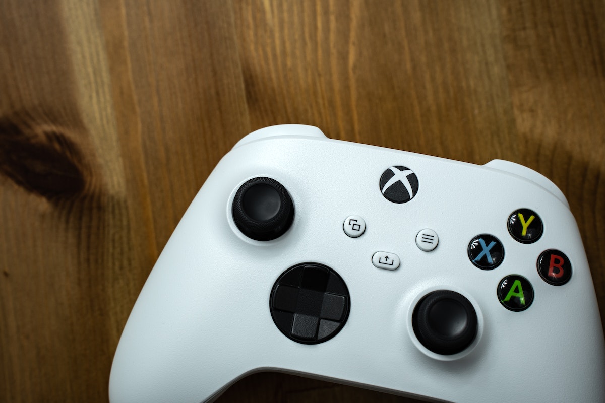 Controle de videogame Xbox One branco em uma mesa de madeira
