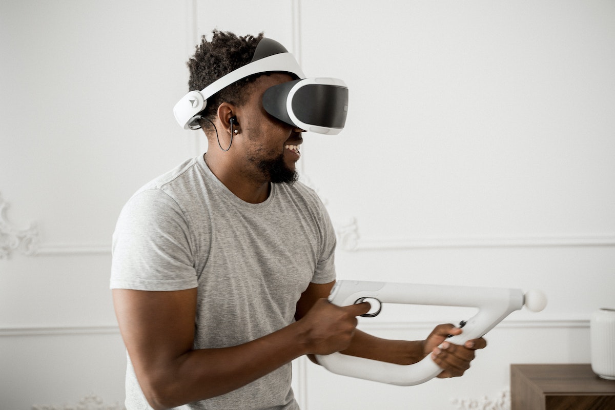 Um homem jogando com um aparelho de óculos VR