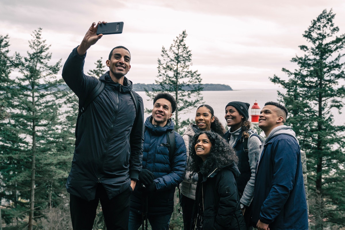 Grupo de amigos tirando uma foto ao ar livre 