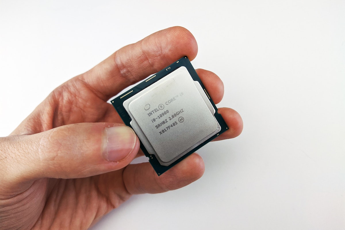 Um processador Intel na mão de uma pessoa