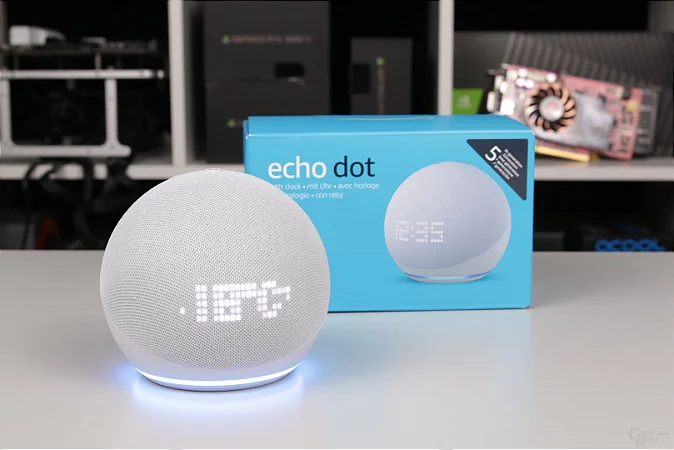 Echo Dot ligado em uma bancada