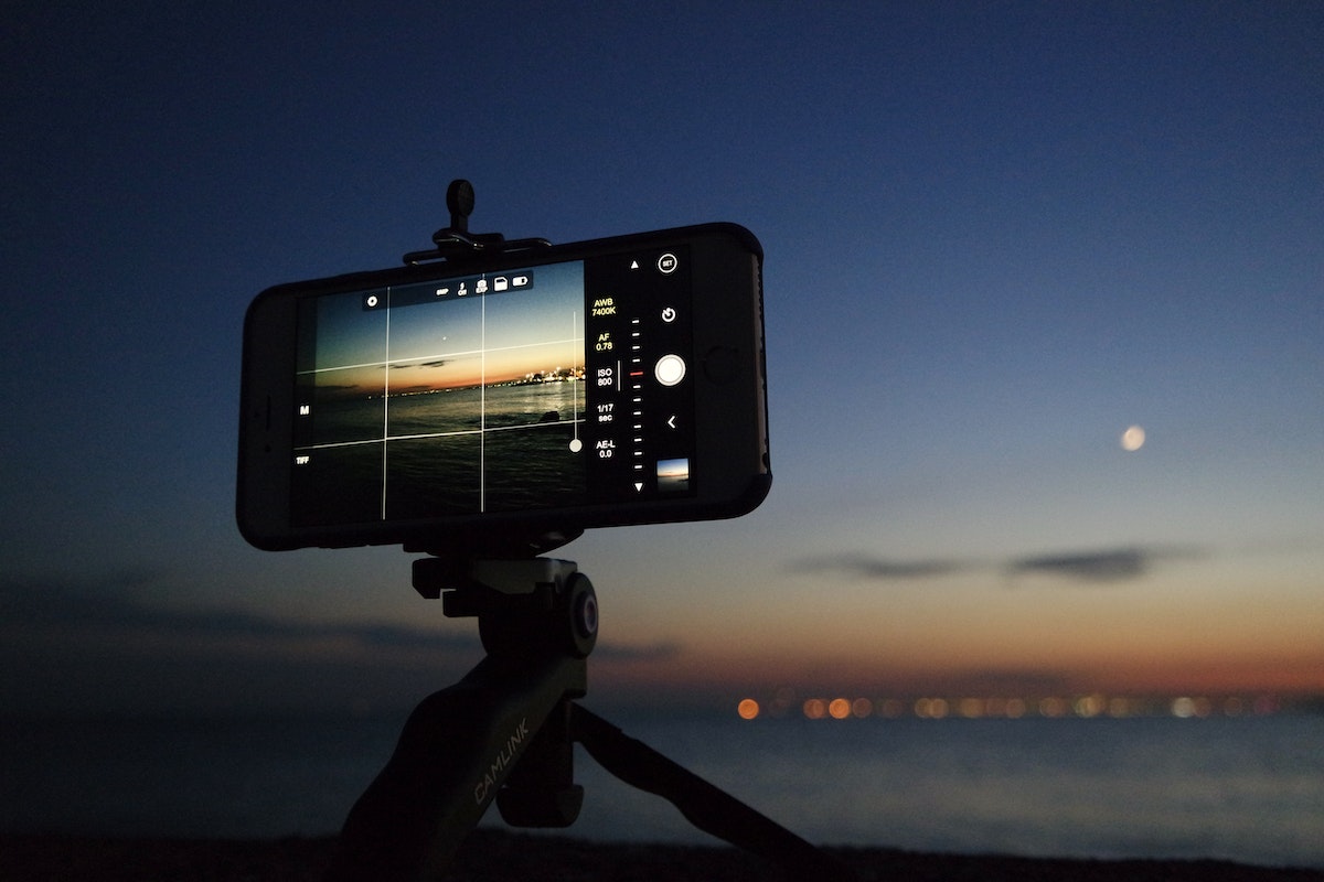 Celular em um tripé registrando a lua