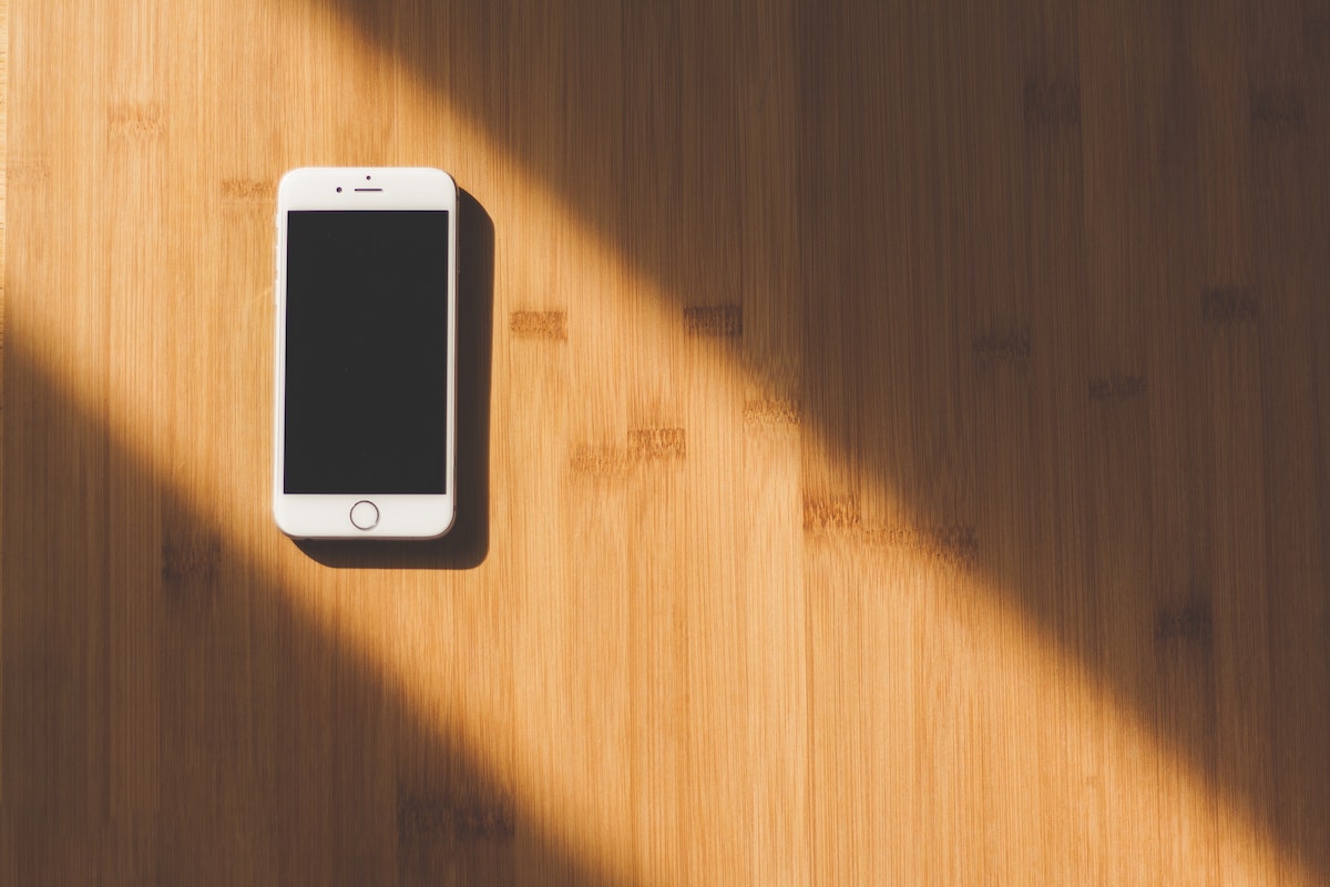 um smartphone desligado em uma superfície de madeira