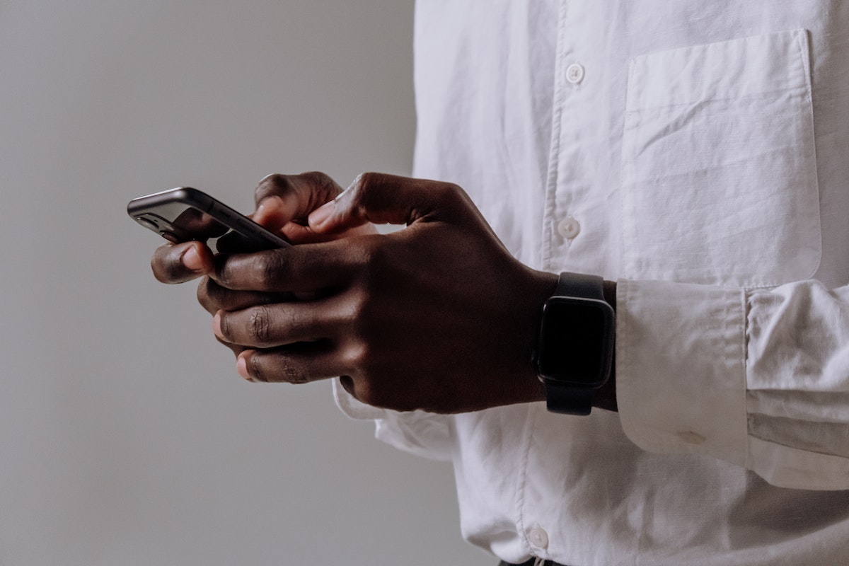 Corte para homem mexendo no celular