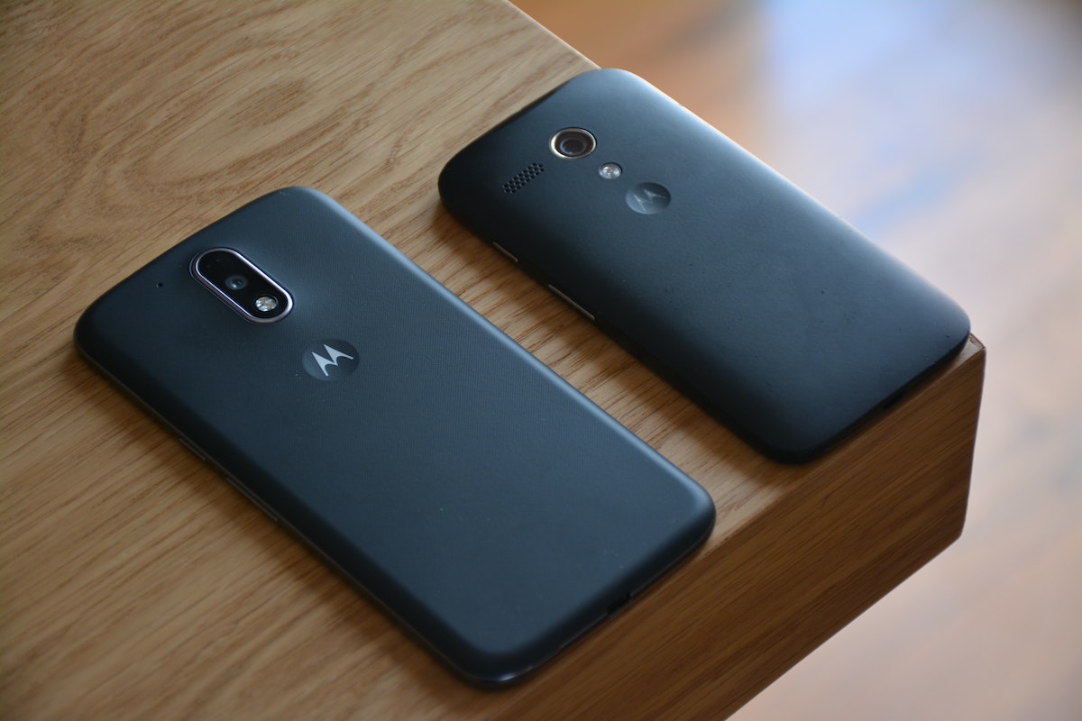 Dois smartphones Motorola em cima de uma mesa de madeira