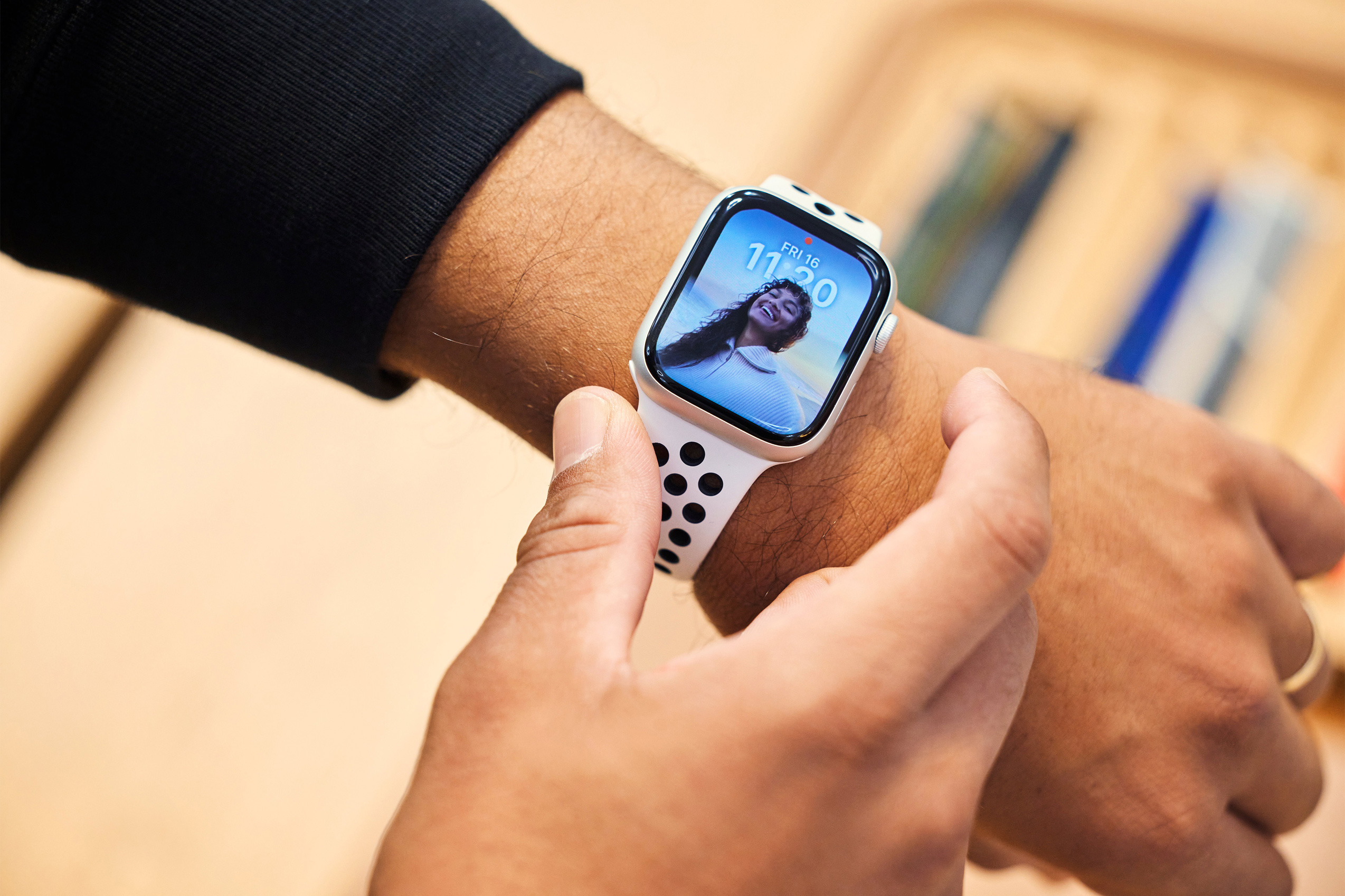Homem manuseando Apple Watch no pulso