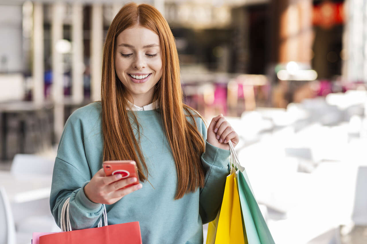 Garota fazendo compras de Black Friday com celular