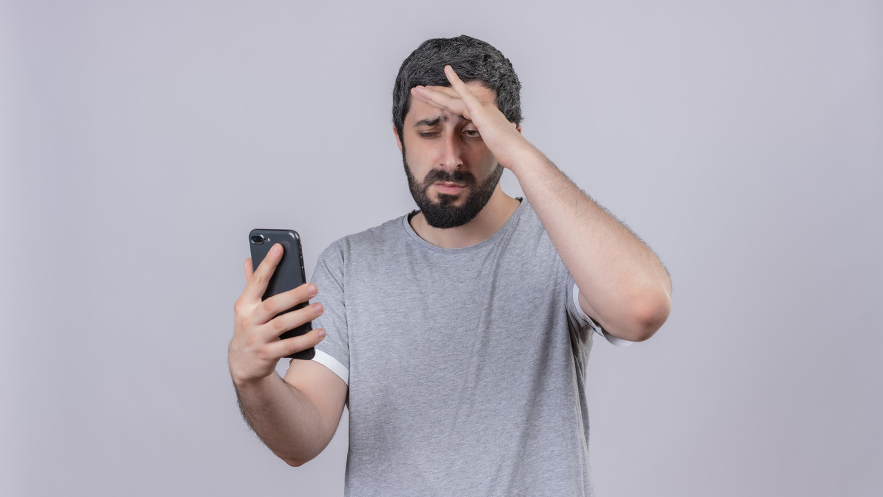 Homem usando celular que emite radiação