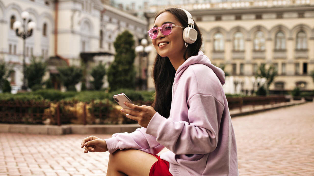 Garota com fone de ouvido escutando música